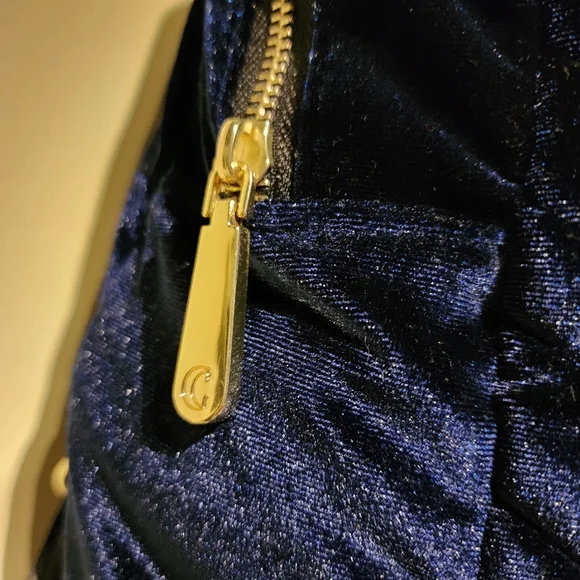 π EUC Navy Quilt Velvet Backpack - Picture 6 of 11